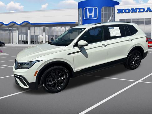 Used 2023 Volkswagen Tiguan SE image 3