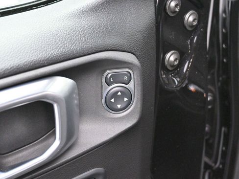 Used 2021 Jeep Gladiator Willys image 10