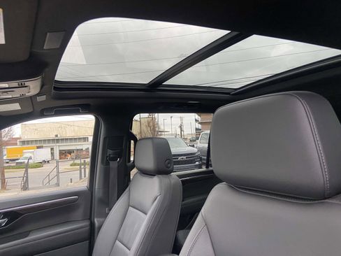 Certified 2025 Chevrolet Suburban Z71 w/ Comfort Package image 3