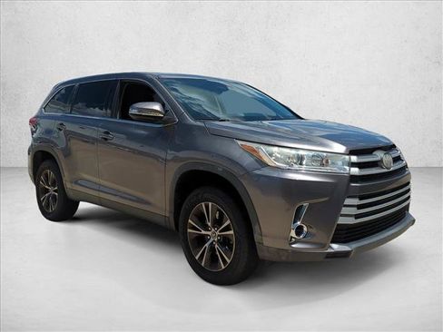 Used 2019 Toyota Highlander LE FWD image 3
