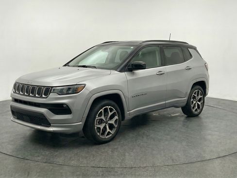 Used 2025 Jeep Compass Limited AWD/4WD image 3