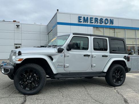 Used 2023 Jeep Wrangler Unlimited Sahara w/ Cold Weather Group AWD/4WD image 2