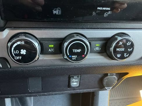 Used 2018 Toyota Tacoma SR5 RWD image 17
