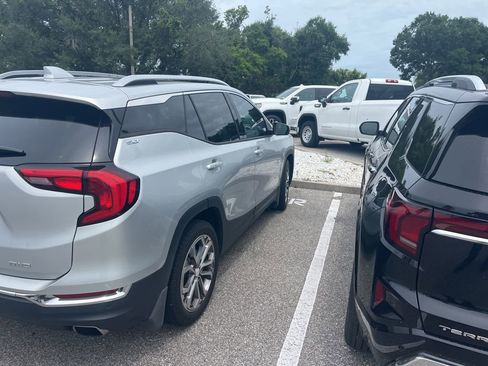 Used 2019 GMC Terrain SLT w/ Preferred Package AWD/4WD image 4