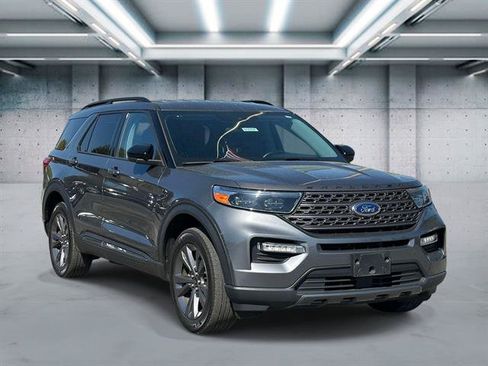 Used 2023 Ford Explorer XLT w/ Equipment Group 202A AWD/4WD image 2