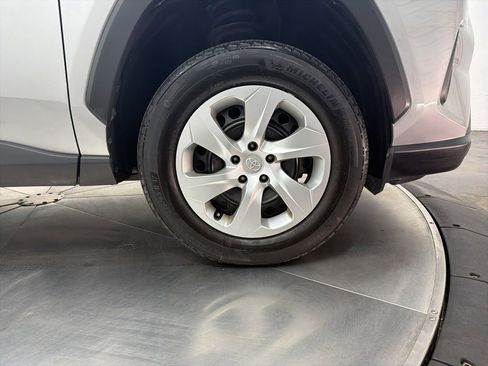 Used 2021 Toyota RAV4 LE FWD image 8