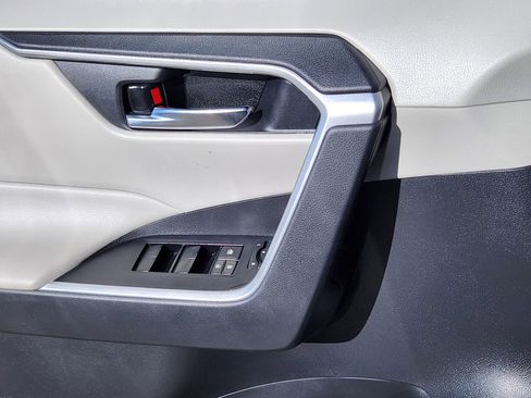 Used 2020 Toyota RAV4 XLE w/ Convenience Package image 6