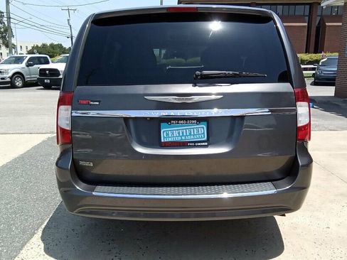 Used 2016 Chrysler Town & Country Touring image 3