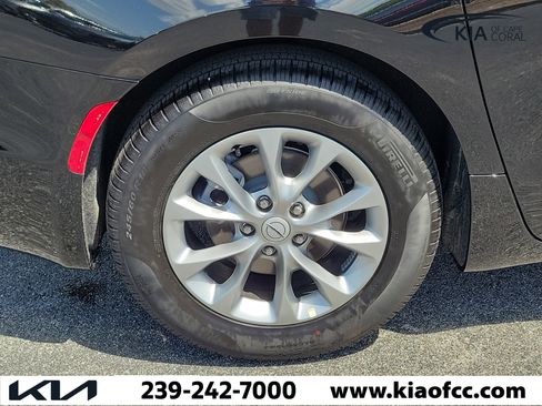Used 2026 Chrysler Pacifica Limited FWD image 9
