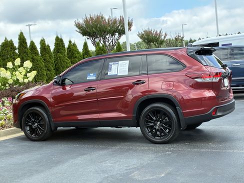Used 2019 Toyota Highlander SE w/ Nightshade Edition AWD/4WD image 8