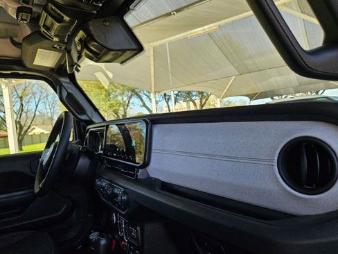 Used 2024 Jeep Gladiator Willys image 22