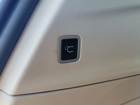 Used 2024 Chrysler Pacifica Touring-L image 10