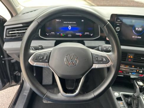 Used 2025 Volkswagen Jetta SE FWD image 18