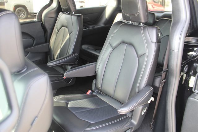 Used 2025 Chrysler Pacifica Select FWD image 25