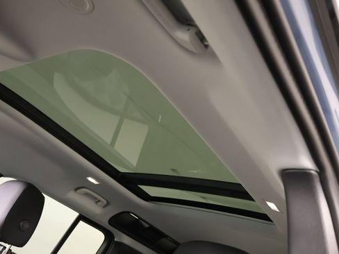 Used 2025 Land Rover Defender 110 X-Dynamic SE image 15