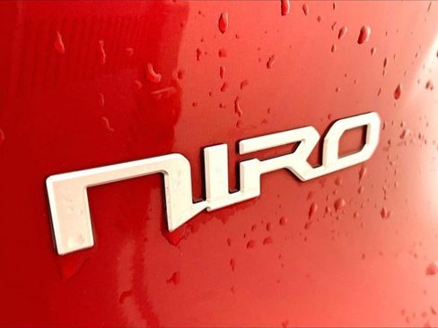 Used 2023 Kia Niro SX image 7