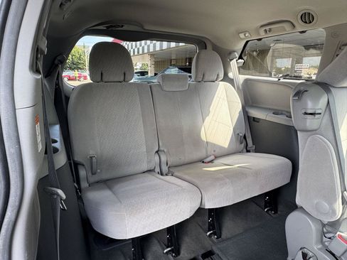 Used 2017 Toyota Sienna LE FWD image 28