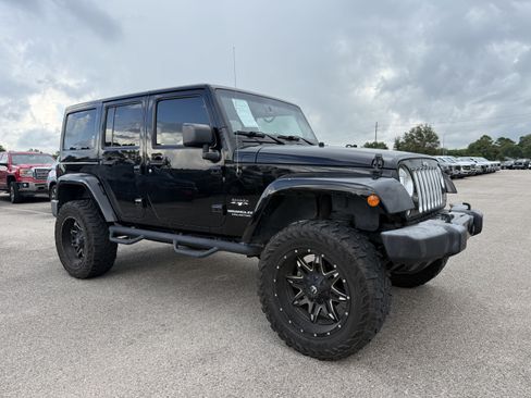 Used 2017 Jeep Wrangler Unlimited Sahara w/ Connectivity Group AWD/4WD image 1