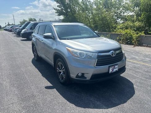 Used 2016 Toyota Highlander XLE AWD/4WD image 2