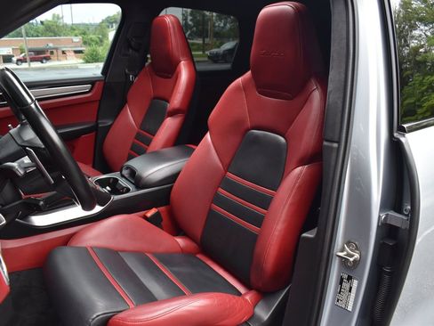 Used 2021 Porsche Cayenne Turbo image 12