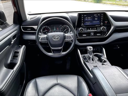 Used 2022 Toyota Highlander XLE FWD image 5