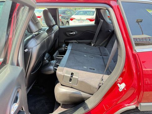 Used 2019 Jeep Cherokee Latitude Plus w/ Comfort/Convenience Group AWD/4WD image 37