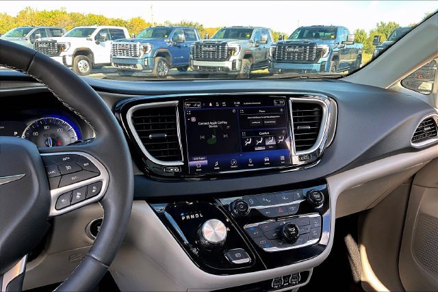 Used 2023 Chrysler Pacifica Touring-L FWD image 9