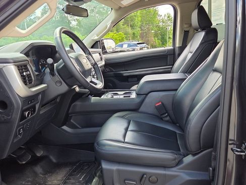 Used 2024 Ford Expedition Max XLT RWD image 3