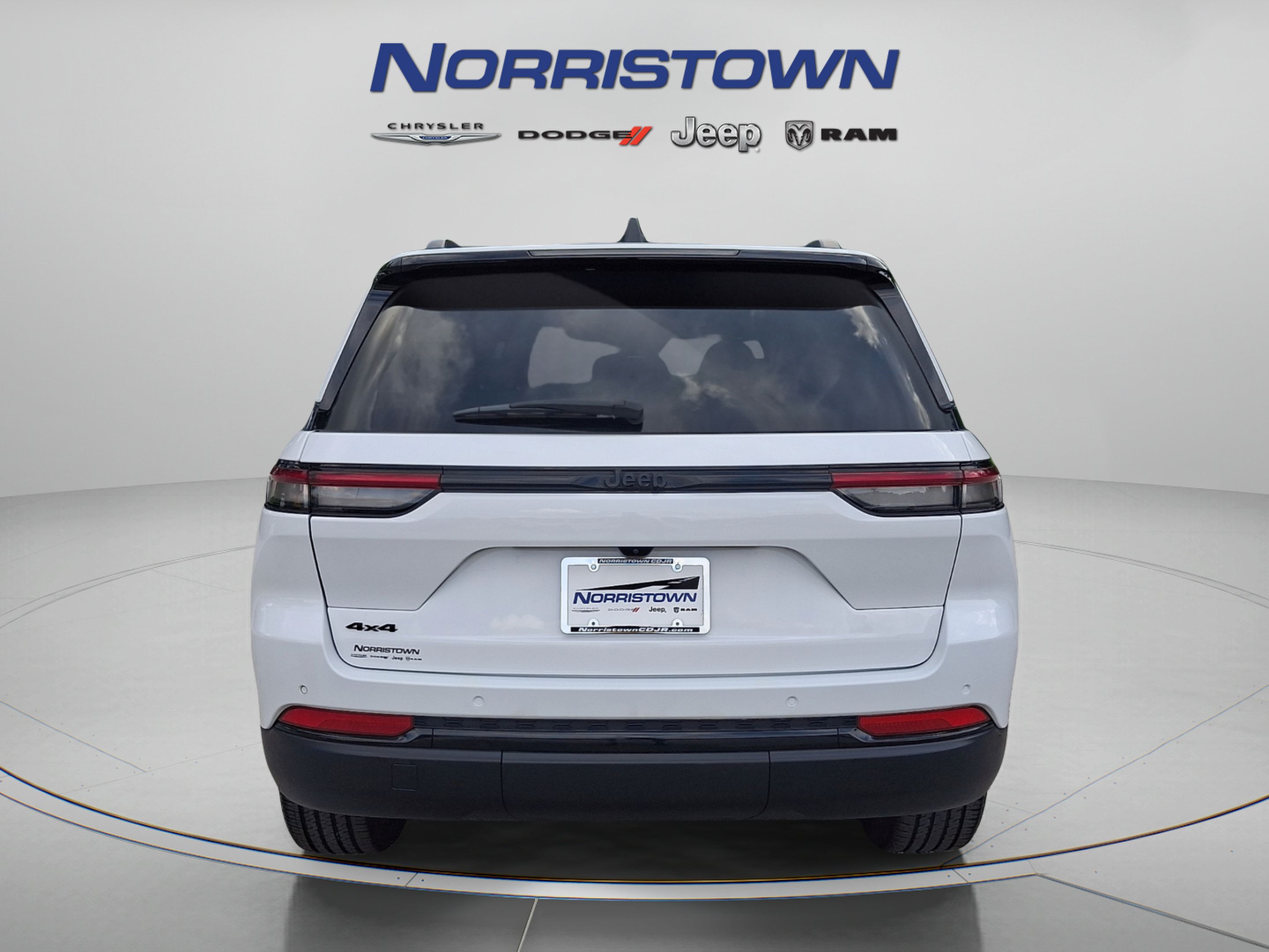 Used 2023 Jeep Grand Cherokee Altitude AWD/4WD image 5