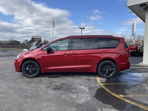 New 2026 Chrysler Pacifica Select image 2