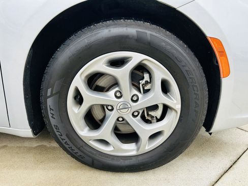 Used 2023 Chrysler Pacifica Limited image 43