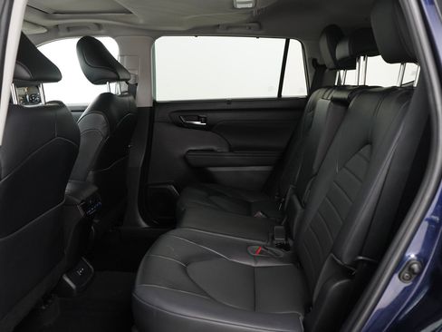 Used 2022 Toyota Highlander XLE image 14