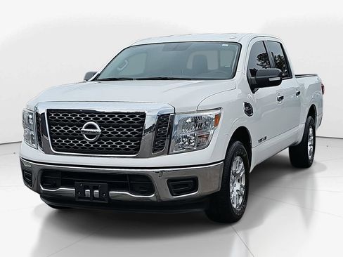 Used 2017 Nissan Titan SV image 10