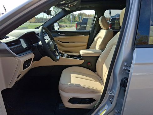 Certified 2025 Jeep Grand Cherokee L Limited w/ Trailer Tow Package image 15