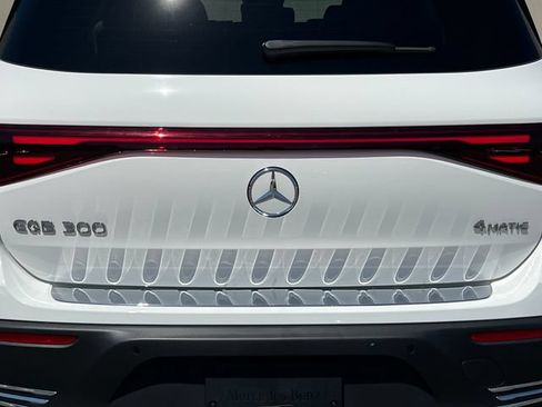 Used 2025 Mercedes-Benz EQB 300 4MATIC image 10