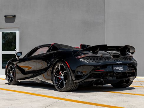 Used 2024 McLaren 750S Spider image 32