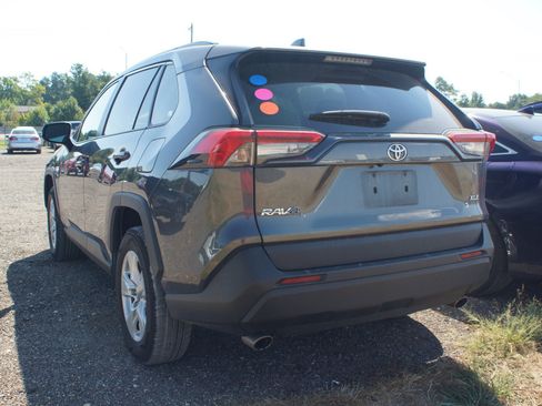 Used 2020 Toyota RAV4 XLE w/ Convenience Package FWD image 4