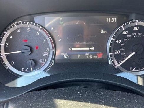 Used 2024 Toyota Highlander LE FWD image 3