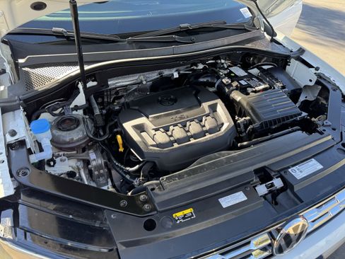 Certified 2019 Volkswagen Tiguan SE w/ Panoramic Sunroof Package image 40