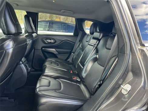 Used 2019 Jeep Cherokee Limited image 17