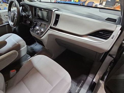 Used 2020 Toyota Sienna L image 25