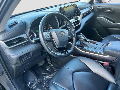 Used 2020 Toyota Highlander XLE AWD/4WD image 11