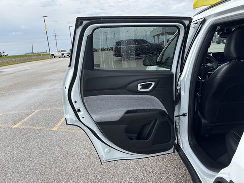 Used 2025 Jeep Compass Latitude image 20