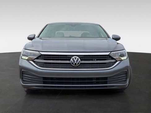 Used 2024 Volkswagen Jetta SE FWD image 2