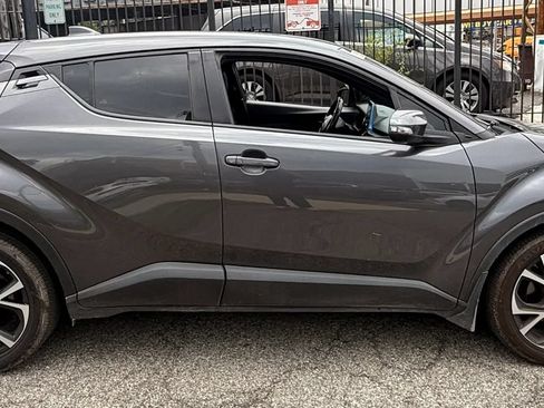 Used 2019 Toyota C-HR XLE FWD image 4