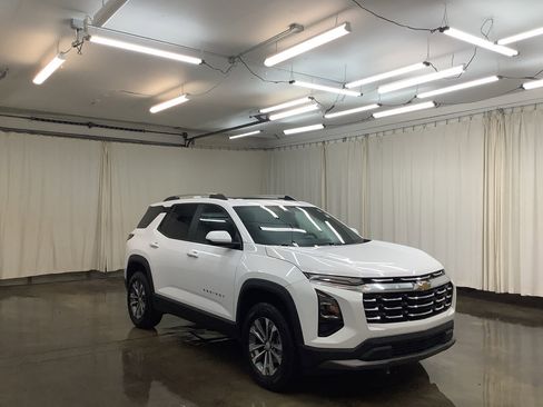 Used 2025 Chevrolet Equinox LT w/ Convenience Package II FWD image 4