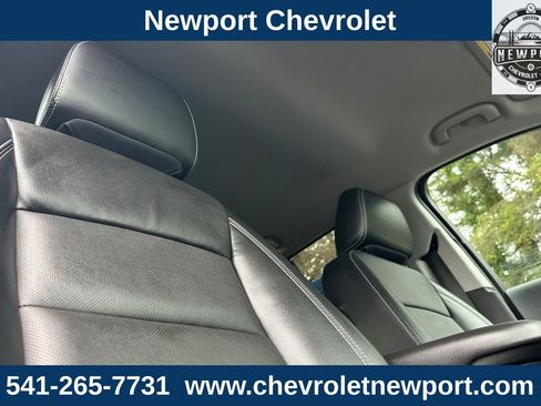 Used 2023 GMC Terrain SLT w/ Tech Package image 18