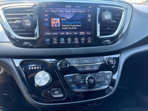 Used 2019 Chrysler Pacifica Touring-L Plus w/ S Appearance Package FWD image 27