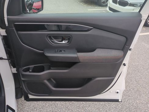 Used 2025 Honda Pilot Sport image 39