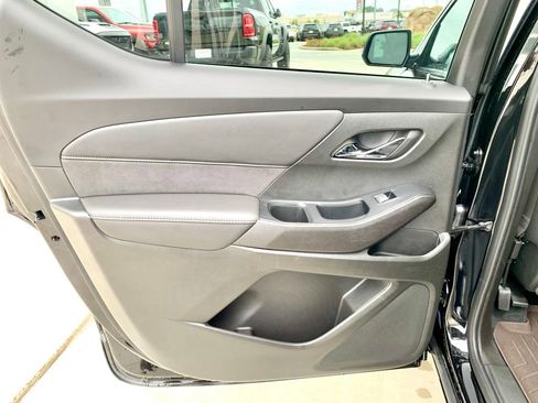 Used 2023 Chevrolet Traverse High Country FWD image 16